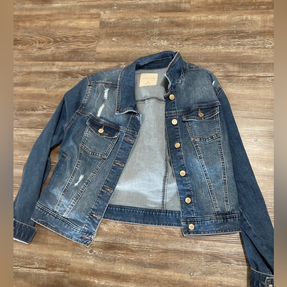 Really good quality, dark wash Jean, with Nicky golden buttons, size medium